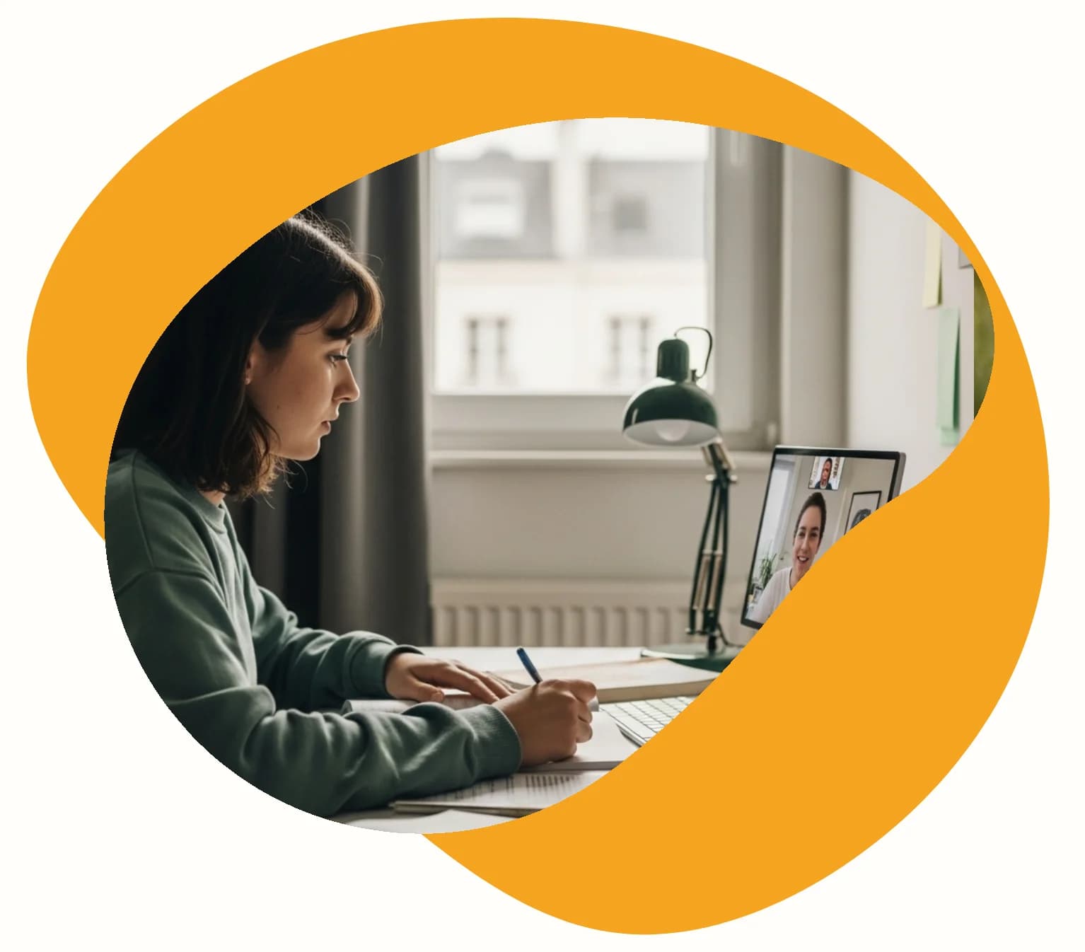 Professeure qui accompagne son élève durant un cours en ligne