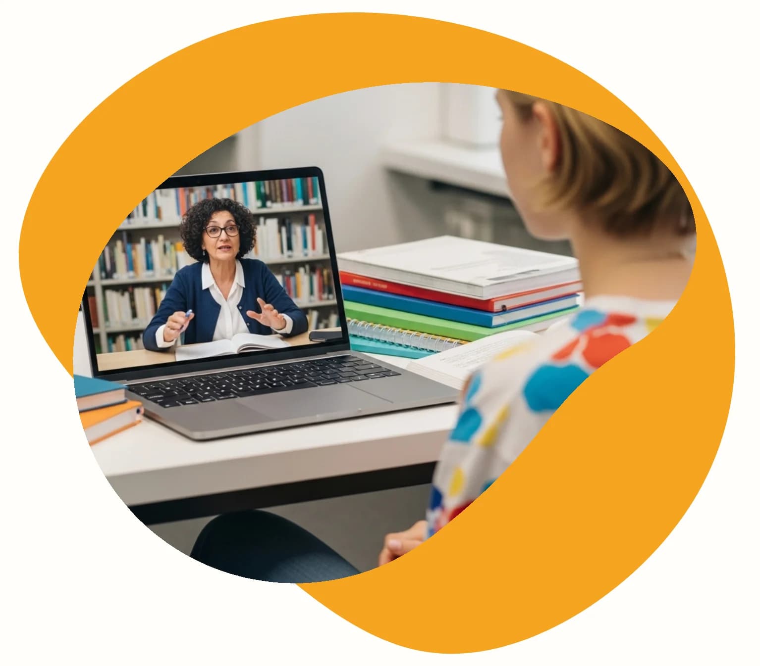 Professeure qui accompagne son élève durant un cours en ligne de management