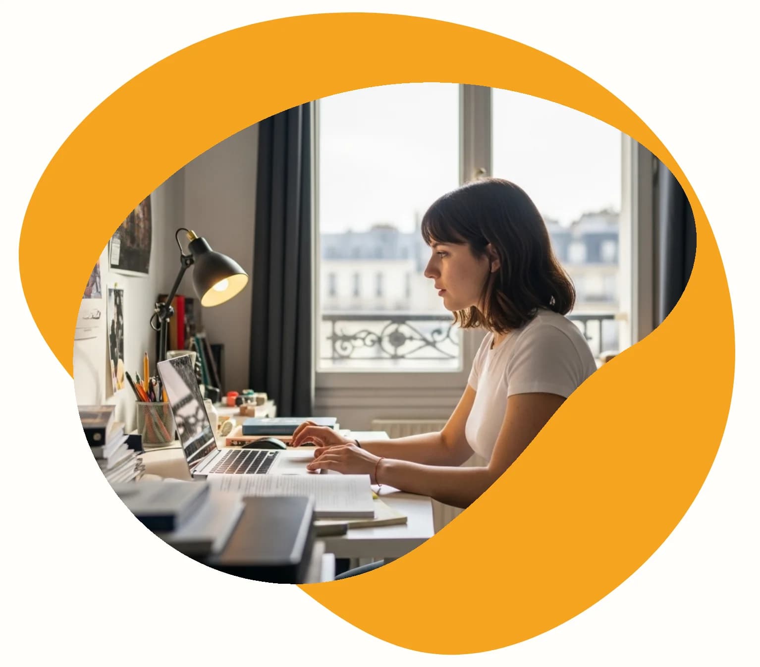 Professeure qui accompagne son élève durant un cours en ligne de TPE