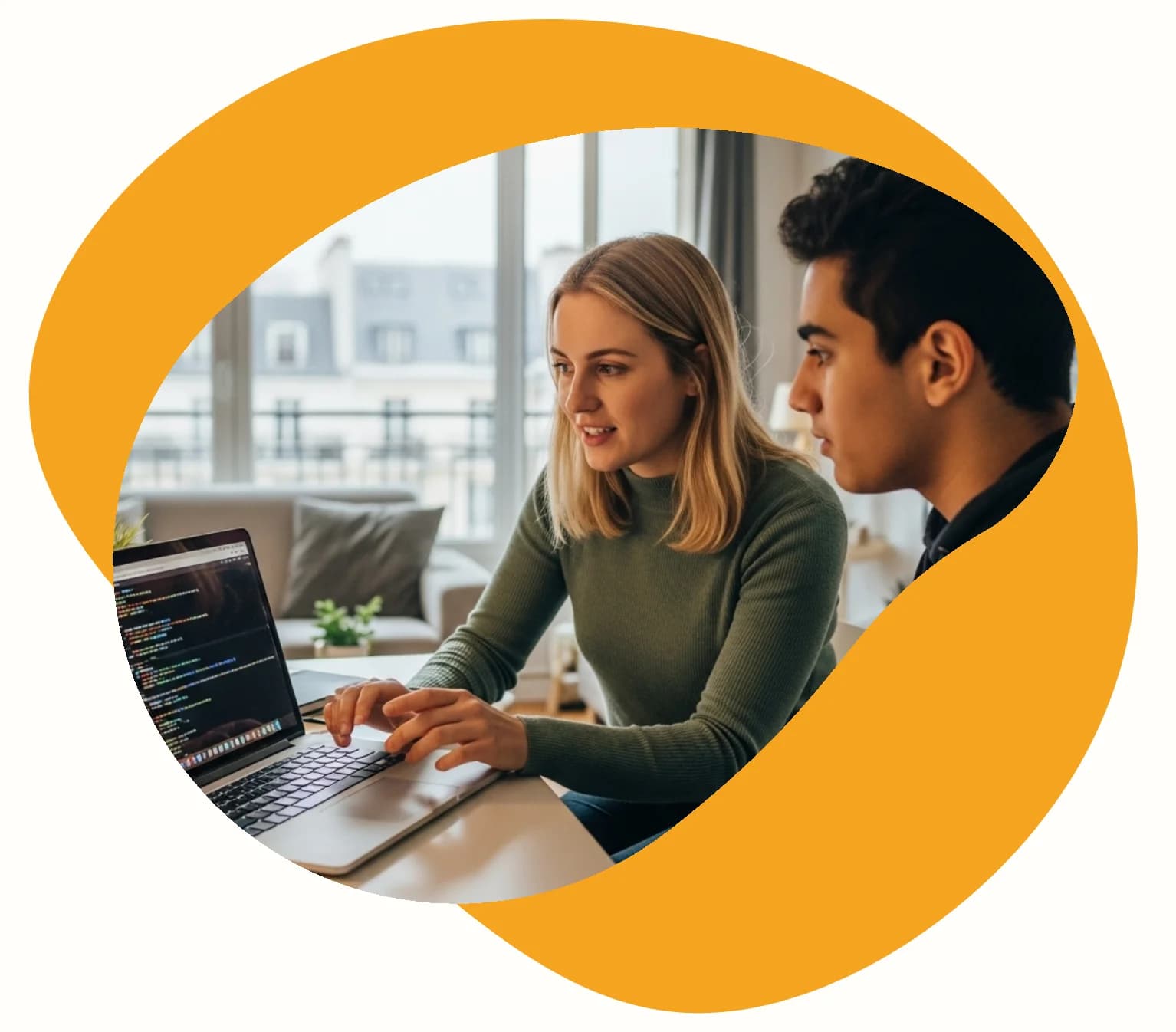 Professeure qui accompagne son élève durant un cours à domicile d'informatique à Montigny-le-Bretonneux