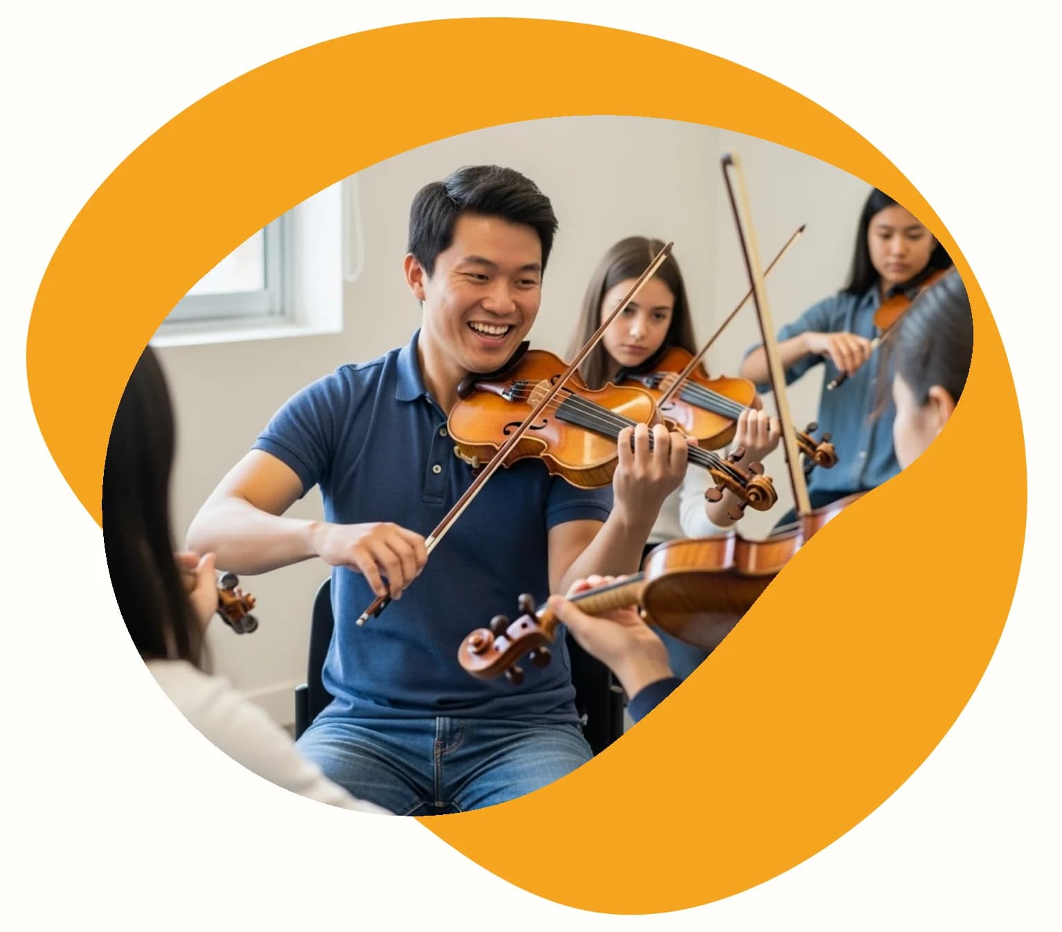 Professeure qui accompagne son élève durant un cours à domicile de violoncelle