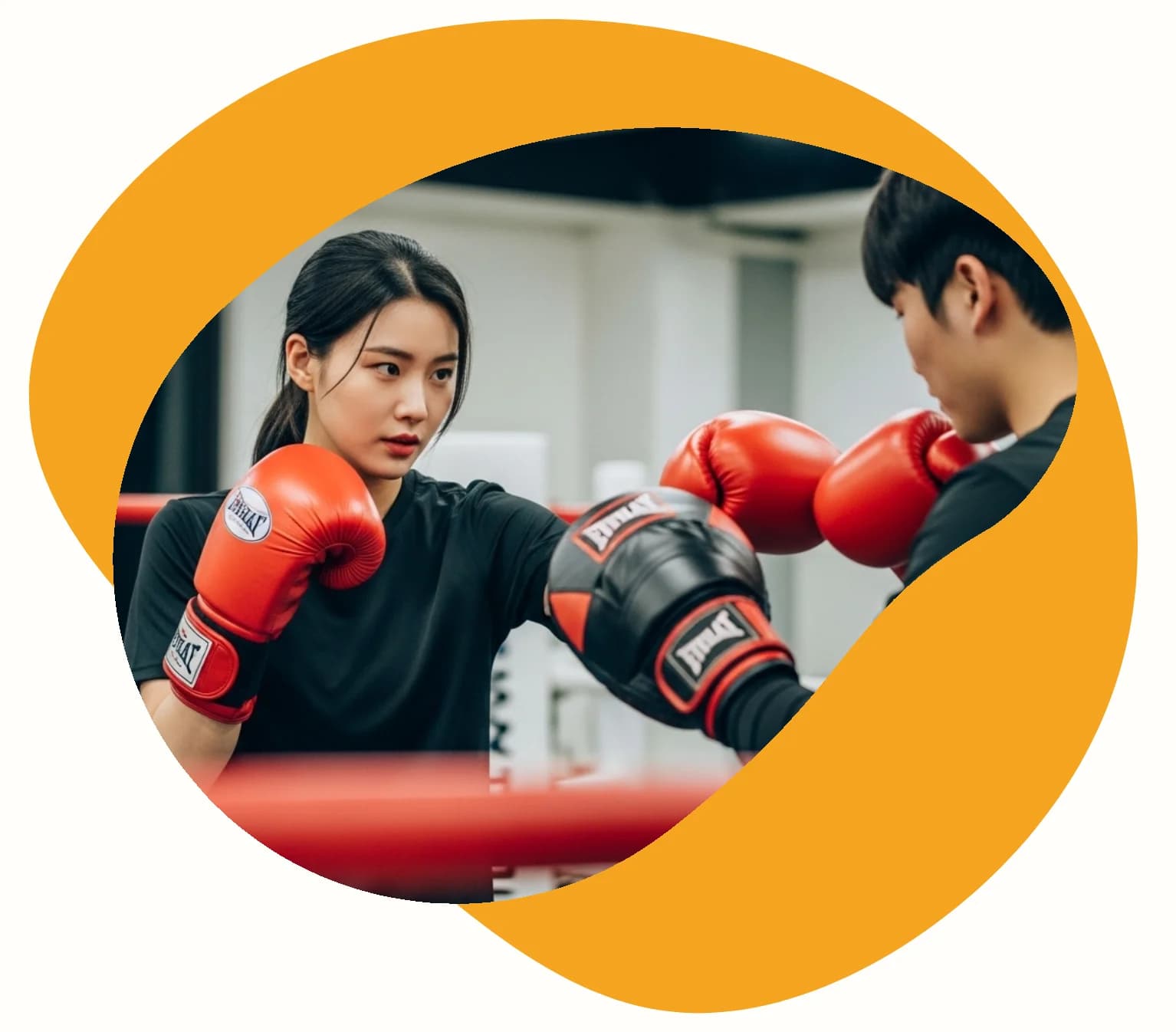 Professeure qui accompagne son élève durant un cours à domicile de boxe à Paris