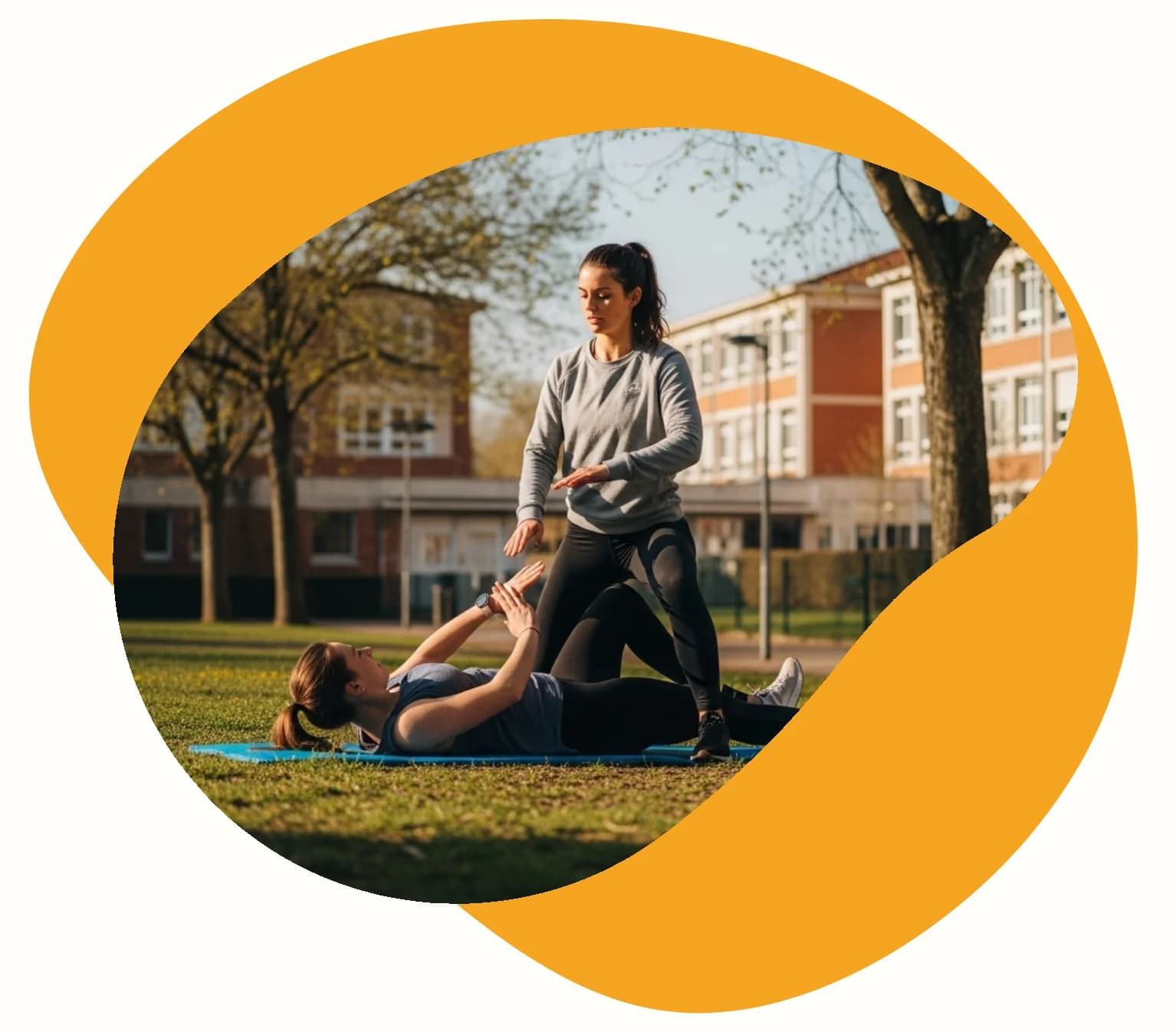 Professeure qui accompagne son élève durant un cours à domicile de coaching sportif