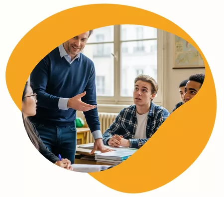 Professeure qui accompagne son élève durant un stages de physique