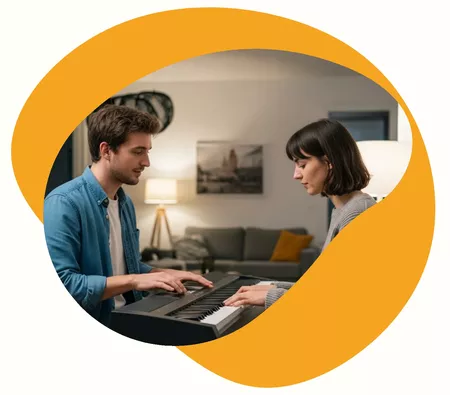 Professeure qui accompagne son élève durant un cours à domicile de piano