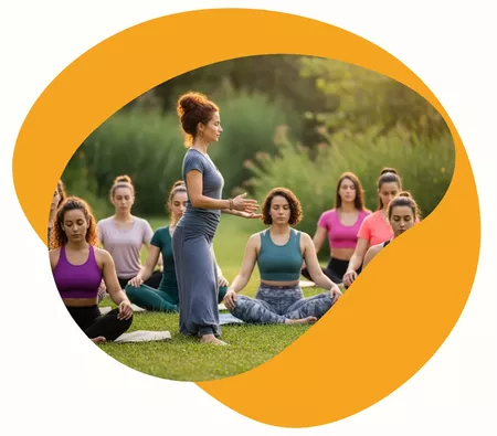 Professeure qui accompagne son élève durant un cours à domicile de yoga