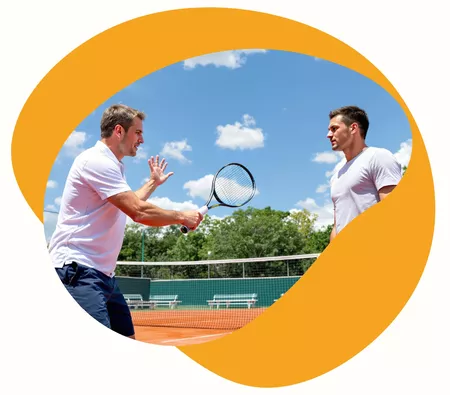 Professeure qui accompagne son élève durant un cours à domicile de tennis