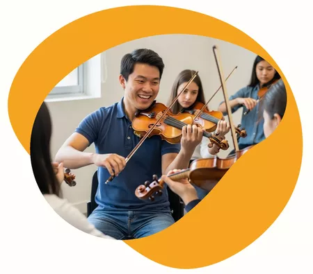 Professeure qui accompagne son élève durant un cours à domicile de violoncelle