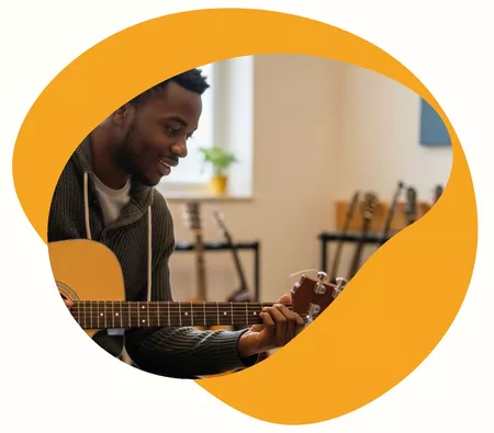 Professeure qui accompagne son élève durant un cours à domicile de guitare