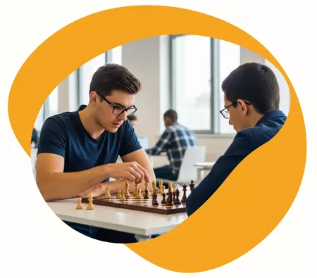 Professeure qui accompagne son élève durant un cours à domicile d'échecs