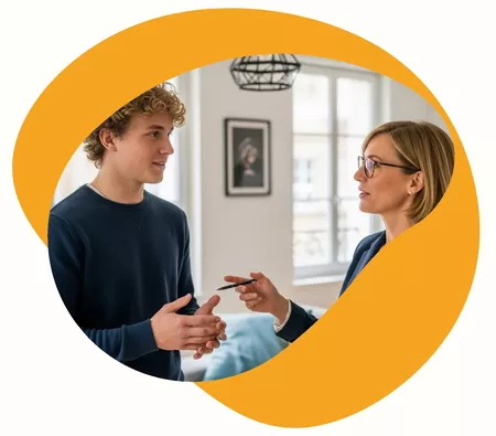 Professeure qui accompagne son élève durant un cours à domicile de chant