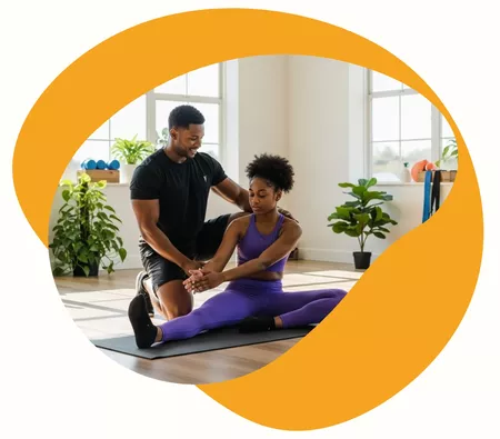 Professeure qui accompagne son élève durant un cours à domicile de pilates